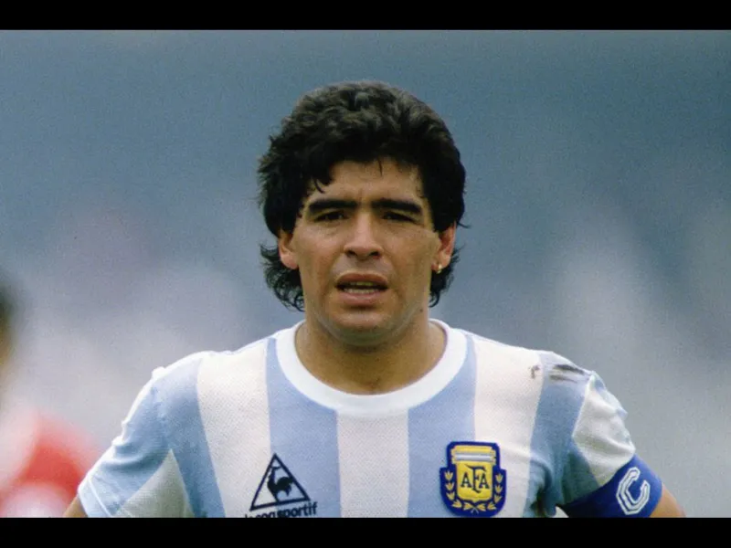 Huyền thoại bóng đá Maradona